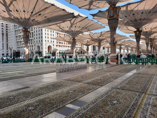  تجمع المسلمون لأداء فروض الصلوات والعبادة والتقرب الى الله، المظلات الإلكترونية للتظلل والحماية، ساحة الحرم النبوي في المدينة المنورة، المسجد النبوي الشريف في وضح النهار، معالم وأماكن دينية إسلامية مقدسة في المملكة العربية السعودية