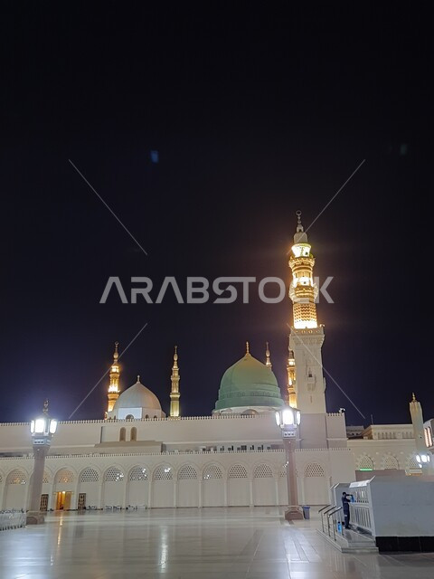 الساحة الخارجية للمسجد النبوي الشريف في المدينة المنورة في وقت الليل، العبادة والتقرب الى الله، الفن الهندسي المعماري للحرم النبوي الشريف، أماكن ومعالم إسلامية دينية مقدسة في المملكة العربية السعودية