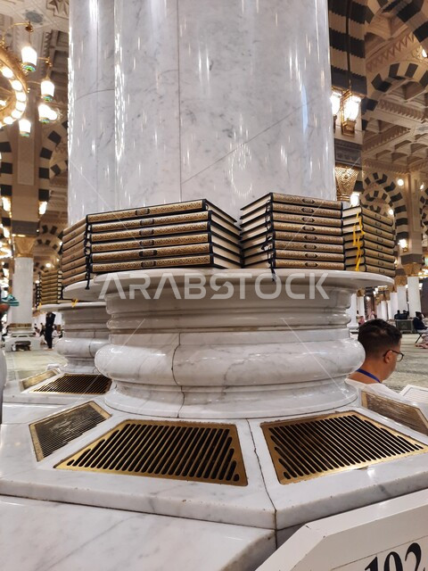 الديكورات والتصاميم الداخلية على الطراز الإسلامي، أماكن ومعالم إسلامية مقدسة في المملكة العربية السعودية، صورة مقربة لرف يحمل مجموعة من المصاحف الكريمة في الروضه المشرفه داخل المسجد النبوي الشريف، العبادة والتقرب الى الله في الحرم النبوي في المدينه المنوره