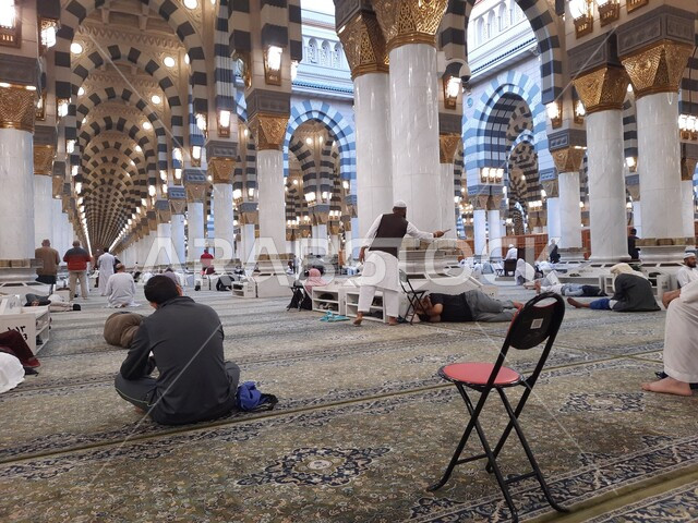 تجمع المصلين في الروضه المشرفه داخل المسجد النبوي الشريف, آداء الصلوات في الحرم النبوي في المدينه المنوره, العبادة والتقرب الى الله، الديكورات والتصاميم الداخلية على الطراز الإسلامي، أماكن ومعالم إسلامية مقدسة في المملكة العربية السعودية