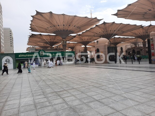العبادة والتقرب الى الله، مسجد النبوي الشريف في وضح النهار، معالم وأماكن دينية إسلامية مقدسة في المملكة العربية السعودية، المظلات الإلكترونية للتظلل والحماية، ساحة الحرم النبوي في المدينة المنورة