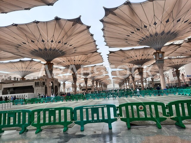 المسجد النبوي الشريف في وضح النهار، معالم وأماكن دينية إسلامية مقدسة في المملكة العربية السعودية، العبادة والتقرب الى الله، المظلات الإلكترونية للتظلل والحماية، ساحة الحرم النبوي في المدينة المنورة