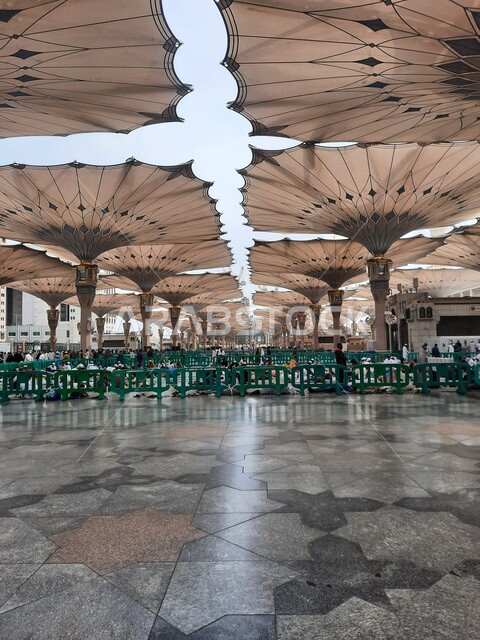  المظلات الإلكترونية للتظلل والحماية، ساحة الحرم النبوي في المدينة المنورة، المسجد النبوي الشريف في وضح النهار، معالم وأماكن دينية إسلامية مقدسة في المملكة العربية السعودية،  تجمع المسلمون لأداء فروض الصلوات والعبادة والتقرب الى الله