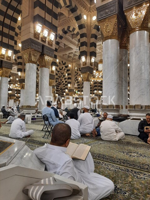 آداء الصلوات في الحرم النبوي في المدينه المنوره, العبادة والتقرب الى الله، الديكورات والتصاميم الداخلية على الطراز الإسلامي، أماكن ومعالم إسلامية مقدسة في المملكة العربية السعودية، تجمع المصلين في الروضه المشرفه داخل المسجد النبوي الشريف 
