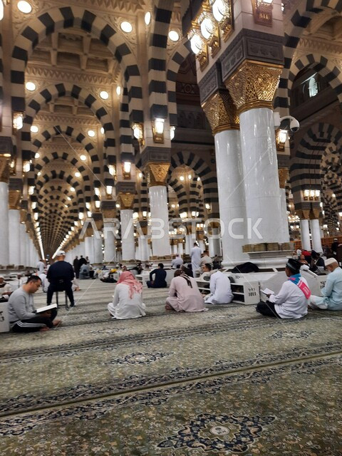 تجمع المصلين في الروضه المشرفه داخل المسجد النبوي الشريف, آداء الصلوات في الحرم النبوي في المدينه المنوره, العبادة والتقرب الى الله، الديكورات والتصاميم الداخلية على الطراز الإسلامي، أماكن ومعالم إسلامية مقدسة في المملكة العربية السعودية