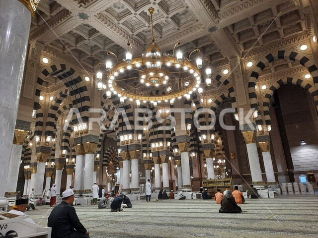 العبادة والتقرب الى الله، آداء الصلوات في الحرم النبوي في المدينه المنوره, الديكورات والتصاميم الداخلية على الطراز الإسلامي، أماكن ومعالم إسلامية مقدسة في المملكة العربية السعودية، تجمع المصلين في الروضه المشرفه داخل المسجد النبوي الشريف 
