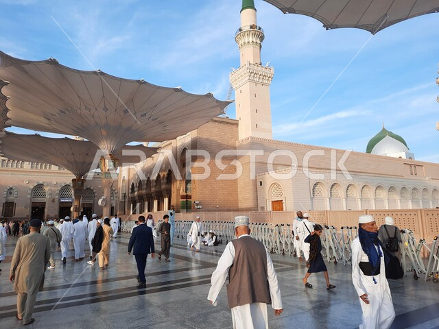 أماكن إسلامية مقدسة، المعالم الدينية في المملكة، تجمع المسلمون في المجمع الخارجي للمسجد النبوي في المدينة المنورة بالسعودية، المظلات الإلكترونية في الحرم النبوي الشريف، العبادة والتقرب الى الله