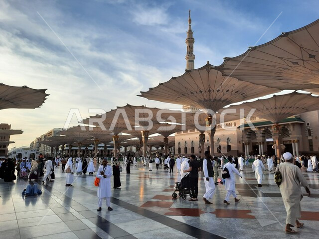 العبادة والتقرب الى الله، المعالم الدينية الإسلامية، تجمع المسلمون في المجمع الخارجي للمسجد النبوي في المدينة المنورة بالمملكة العربية السعودية، المظلات الإلكترونية في الحرم النبوي الشريف 