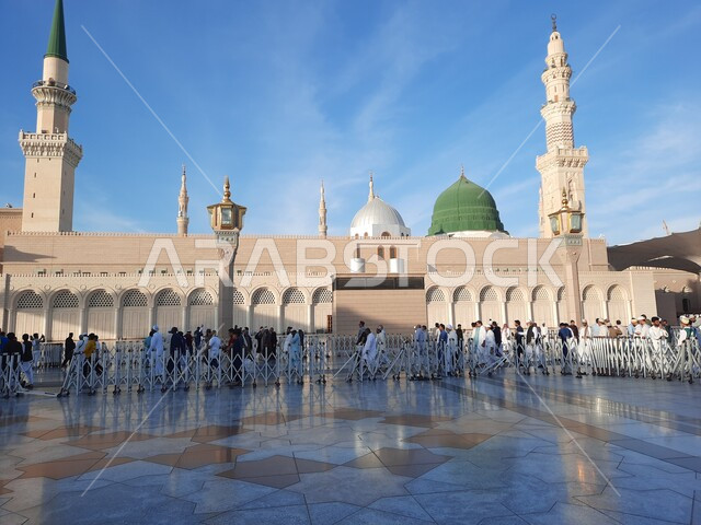 معالم دينية متميزة في المدينة المنورة، تجمع المسلمون في ساحة المسجد النبوي الشريف في المملكة العربية السعودية، أماكن إسلامية مقدسة، الاهتمام بنظافة الأرضية الرخامية في المجمع الخارجي للجامع، العبادة والتقرب إلى الله، موسم الحج والعمرة .