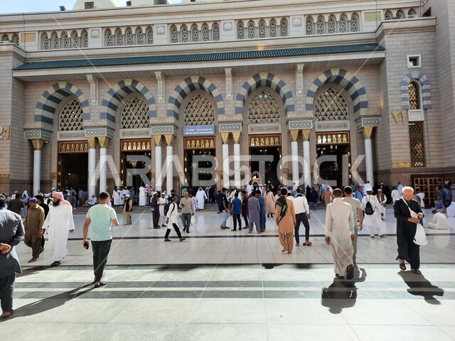 الفن الهندسي المعماري على الطراز الإسلامي، ساحة المسجد النبوي الشريف في المدينة المنورة في المملكة، صورة مقربة لتجمع المسلمون تحت المظلات الإلكترونية الضخمة في الحرم النبوي، موسم الحج والعمره، العبادة والتقرب إلى الله، المعالم الدينية المتميزة في السعودية