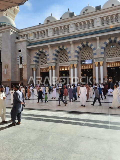الفن الهندسي المعماري على الطراز الإسلامي، ساحة المسجد النبوي الشريف في المدينة المنورة في المملكة، صورة مقربة لتجمع المسلمون تحت المظلات الإلكترونية الضخمة في الحرم النبوي، موسم الحج والعمره، العبادة والتقرب إلى الله، المعالم الدينية المتميزة في السعودية