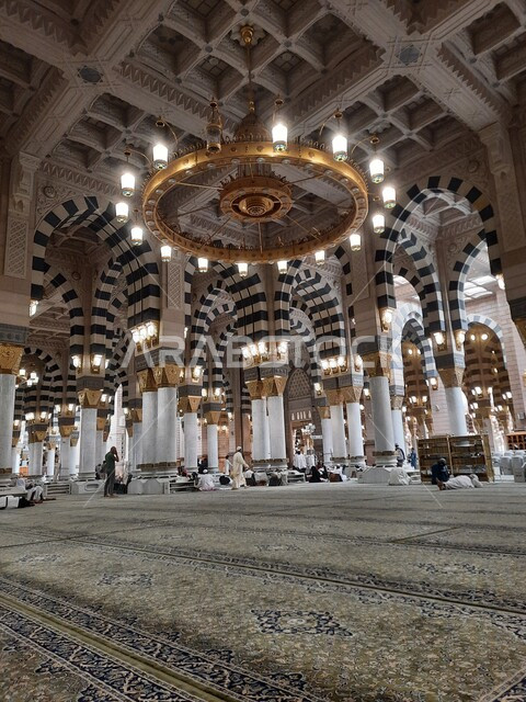 الديكورات والتصاميم الداخلية على الطراز الإسلامي، الروضه المشرفه داخل المسجد النبوي الشريف, آداء الصلوات في الحرم النبوي في المدينه المنوره, العبادة والتقرب الى الله، أماكن ومعالم دينية مقدسة في المملكة العربية السعودية