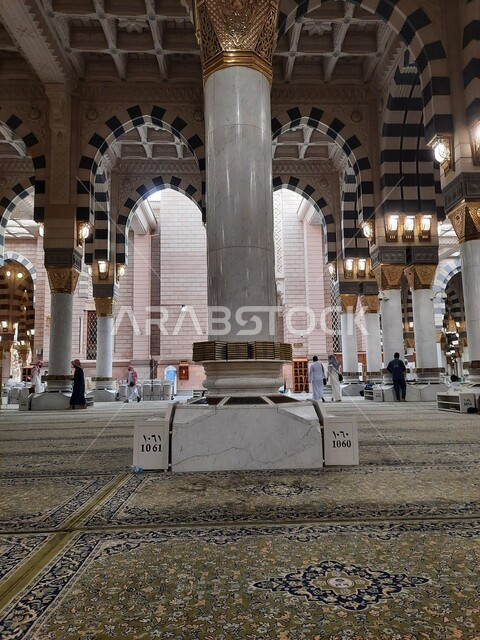 الديكورات والتصاميم الداخلية على الطراز الإسلامي، الروضه المشرفه داخل المسجد النبوي الشريف, آداء الصلوات في الحرم النبوي في المدينه المنوره, العبادة والتقرب الى الله، أماكن ومعالم دينية مقدسة في المملكة العربية السعودية