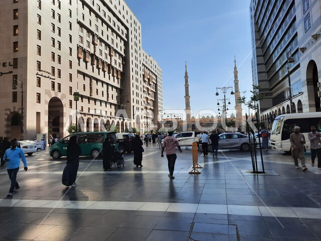 المباني والفنادق في الفناء الخارجي للمسجد النبوي الشريف، الفن الهندسي المعماري على الطراز الحديث للأبراج والفنادق في المدينة المنورة، حركة المرور في الشوارع والطرقات بالمملكة العربية السعودية، معالم واماكن اسلامية دينية مقدسة .