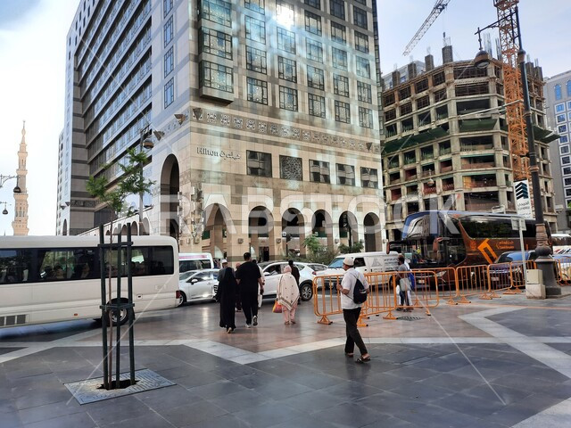 المباني والفنادق في الفناء الخارجي للمسجد النبوي الشريف، الفن الهندسي المعماري على الطراز الحديث للأبراج والفنادق في المدينة المنورة، حركة المرور في الشوارع والطرقات بالمملكة العربية السعودية، معالم واماكن اسلامية دينية مقدسة .