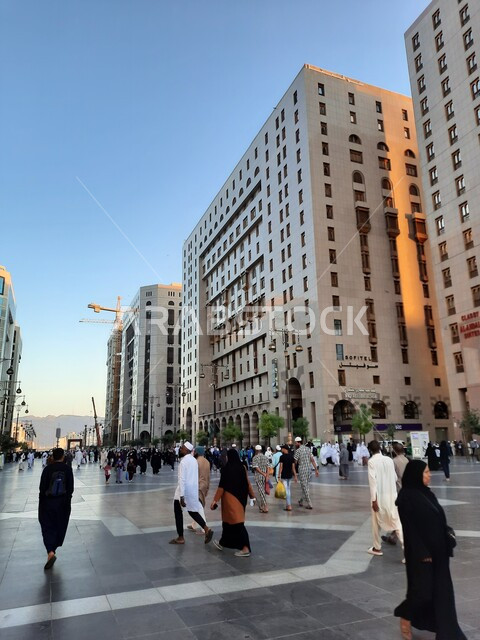 المباني الفندقية في الفناء الخارجي للمسجد النبوي الشريف، تجول المسلمين في شوارع وطرقات المملكة العربية السعودية، الفن الهندسي المعماري على الطراز الحديث للأبراج والفنادق في المدينة المنورة، معالم واماكن اسلامية دينية مقدسة، مناطق استقطاب السائحين .