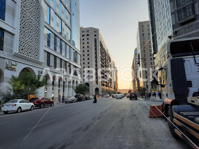 المباني الفندقية في الفناء الخارجي للمسجد النبوي الشريف، حركة المرور في الشوارع والطرقات بالمملكة العربية السعودية، الفن الهندسي المعماري على الطراز الحديث للأبراج والفنادق في المدينة المنورة، معالم واماكن اسلامية دينية مقدسة، مناطق استقطاب السائحين .