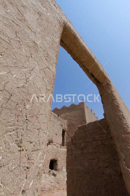  الفن الهندسي المعماري على الطراز العربي للبيوت والمباني الطينية الأثرية, أماكن سياحية تراثية مشهورة، صورة مقربة لجدار طيني في القرية التراثية في مدينة الشقراء، المعالم التاريخية في السعودية، الحضارة التاريخيه في المملكة