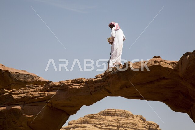  المعالم التاريخية في المملكة، رجل عربي خليجي سعودي يتجول في المناطق الاثرية في السعودية، استكشاف الجبال والوديان في وادي رم، أفضل الوجهات السياحية لمحبي رحلات السفاري الصحراوية