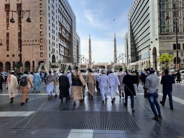 النمو والتقدم العمراني في المدينة المنورة، تجممع المسلمين في الشوارع والطرقات، الفن الهندسي المعماري على الطراز الحديث للأبراج والفنادق في الفناء الخارجي للمسجد النبوي الشريف، معالم واماكن اسلامية دينية مقدسة .