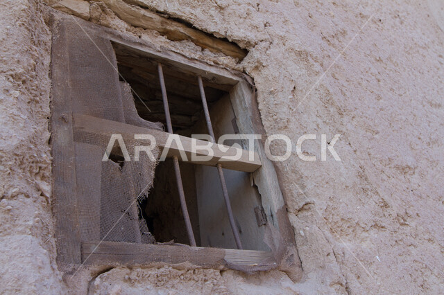 الحضارة التاريخيه في المملكة ،نافذة عتيقة في القرية التراثية، أماكن سياحية تراثية مشهورة، المعالم التاريخية في السعودية، صورة مقربة للفن الهندسي المعماري على الطراز العربي للبيوت والمباني الطينية الأثرية