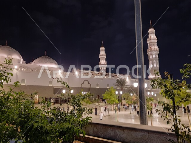  الأشجار الخضراء في الساحة الخارجية للمسجد النبوي الشريف في المدينة المنورة في وقت الليل، العبادة والتقرب الى الله، الفن الهندسي المعماري للحرم النبوي الشريف، أماكن ومعالم إسلامية دينية مقدسة في المملكة العربية السعودية