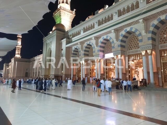 الواجهه الخارجية للمسجد النبوي الشريف، معالم وأماكن دينية إسلامية مقدسة في المملكة العربية السعودية، الفن الهندسي المعماري على الطراز الإسلامي، العبادة والتقرب الى الله،  ساحة الحرم النبوي في المدينة المنورة في وقت الليل