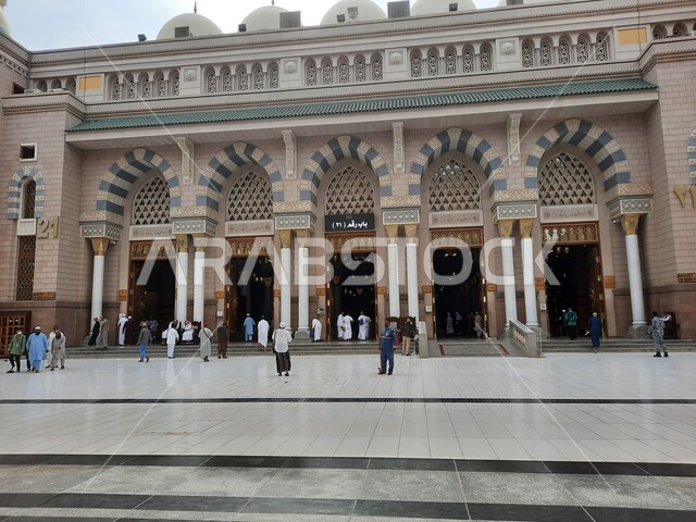 الفن الهندسي المعماري على الطراز الإسلامي، الواجهه الخارجية للمسجد النبوي الشريف، معالم وأماكن دينية إسلامية مقدسة في المملكة العربية السعودية، العبادة والتقرب الى الله،  ساحة الحرم النبوي في المدينة المنورة في وقت الليل