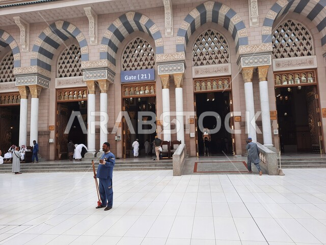 الواجهه الخارجية للمسجد النبوي الشريف، معالم وأماكن دينية إسلامية مقدسة في المملكة العربية السعودية، الفن الهندسي المعماري على الطراز الإسلامي، العبادة والتقرب الى الله،  ساحة الحرم النبوي في المدينة المنورة في وقت الليل