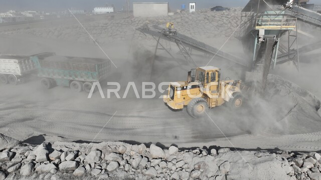 آلات ومعدات متطورة لتحقيق عملية التكسير بكفاءة وسرعة، صناعة الركام اللازم للإنشاءات الطرقية والجسور، تحويل الصخور الكبيرة إلى حصى صغيرة قابلة للاستخدام في البناء، صورة جوية لمعمل تكسير حجر في السعودية.