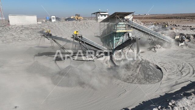 تحويل الصخور الكبيرة إلى حصى صغيرة قابلة للاستخدام في البناء، آلات ومعدات متطورة لتحقيق عملية التكسير بكفاءة وسرعة، صورة جوية لمعمل تكسير حجر في السعودية، صناعة الركام اللازم للإنشاءات الطرقية والجسور.