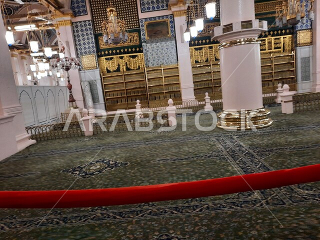 أماكن ومعالم دينية مقدسة في المملكة العربية السعودية، آداء الصلوات في الحرم النبوي في المدينه المنوره, العبادة والتقرب الى الله، التصاميم والديكورات الداخلية على الطراز الإسلامي،  الروضه المشرفه داخل المسجد النبوي الشريف