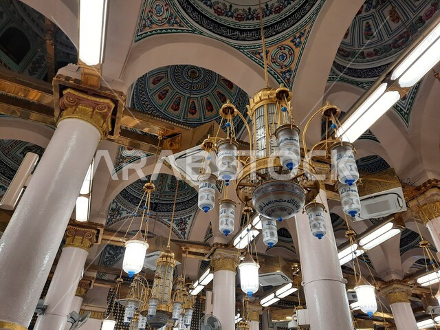  الروضه المشرفه داخل المسجد النبوي الشريف, آداء الصلوات في الحرم النبوي في المدينه المنوره, العبادة والتقرب الى الله، أماكن ومعالم دينية مقدسة في المملكة العربية السعودية، التصاميم والديكورات الداخلية على الطراز الإسلامي