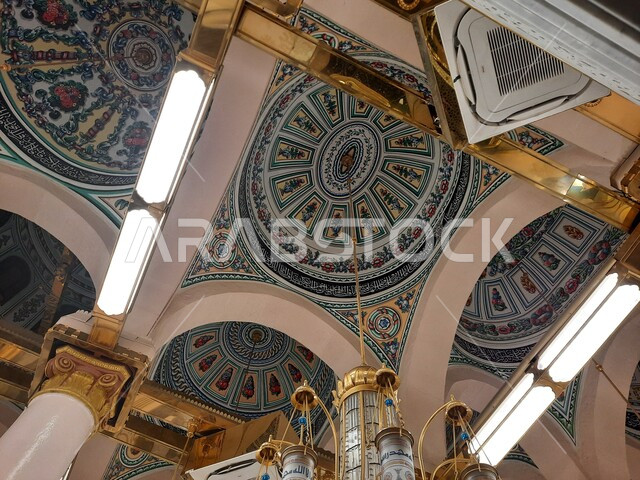 الديكورات والتصاميم الداخلية على الطراز الإسلامي، الروضه المشرفه داخل المسجد النبوي الشريف, آداء الصلوات في الحرم النبوي في المدينه المنوره, العبادة والتقرب الى الله، أماكن ومعالم دينية مقدسة في المملكة العربية السعودية
