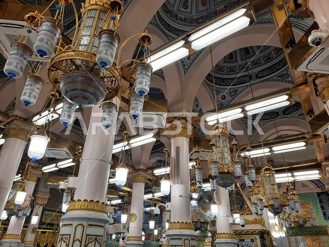 التصاميم والديكورات الداخلية على الطراز الإسلامي، الروضه المشرفه داخل المسجد النبوي الشريف, آداء الصلوات في الحرم النبوي في المدينه المنوره, العبادة والتقرب الى الله، أماكن ومعالم دينية مقدسة في المملكة العربية السعودية