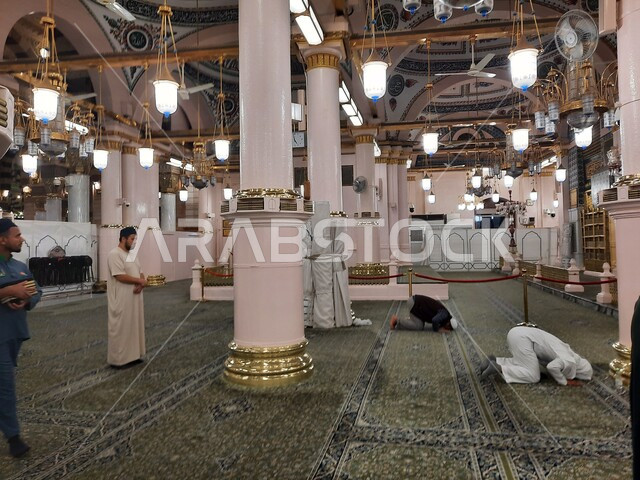 آداء الصلوات في الحرم النبوي في المدينه المنوره, العبادة والتقرب الى الله، أماكن ومعالم دينية مقدسة في المملكة العربية السعودية، التصاميم والديكورات الداخلية على الطراز الإسلامي،  الروضه المشرفه داخل المسجد النبوي الشريف