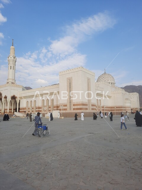  مسجد سيد الشهداء في وضح النهار، التصميم الهندسي المعماري على الطراز الإسلامي، العبادة والتقرب الى الله، أماكن و معالم دينية اسلامية مقدسة في المملكة العربية السعودية،  مسجد شهداء أحد في المدينة المنورة