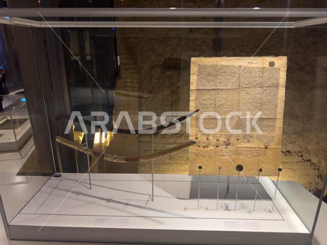 مركز ومعلم ثقافي سياحي تاريخي سعودي مشهور، متاحف الدرعية في مطل البجيري في حي الطريف، القرية التاريخية التراثية في مدينة الرياض، تاريخ الدولة السعودية الأولى، صورة مقربة  لمخطوطة أثرية قديمة وسيف مع غمده في المتحف التاريخي