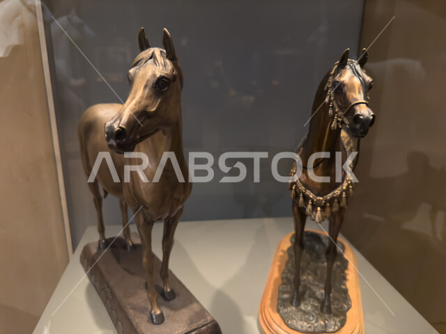 مجسمات لخيول بنية عربية اصيلة في المتحف التاريخي، متاحف الدرعية في مطل البجيري في حي الطريف، القرية التاريخية التراثية في مدينة الرياض، دور الجياد في تاريخ الدولة السعودية الأولى، مركز ومعلم ثقافي سياحي سعودي مشهور