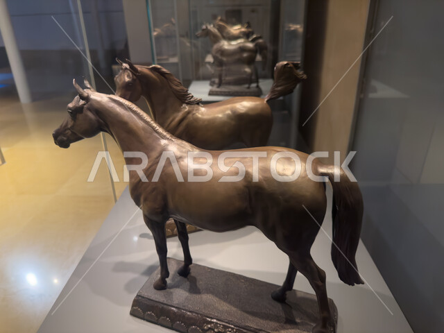 مجسمات لخيول بنية عربية اصيلة في المتحف التاريخي، متاحف الدرعية في مطل البجيري في حي الطريف، القرية التاريخية التراثية في مدينة الرياض، دور الجياد في تاريخ الدولة السعودية الأولى، مركز ومعلم ثقافي سياحي سعودي مشهور