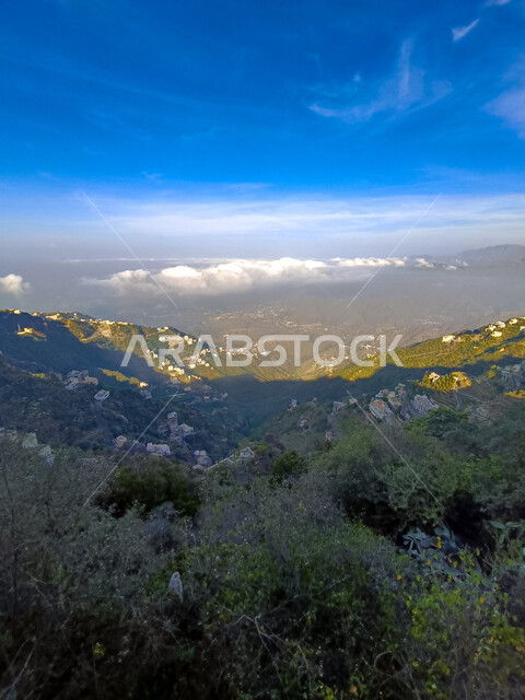 السماء الملبدة بالغيوم في جبال فيفاء، الاشجار والنباتات الخضراء، البيوت والمباني السكنية في جازان، الأجواء الضبابية على القمم والمرتفعات الجبلية المتميزة في المملكة، المعالم السياحية المشهورة، خلفية الطبيعة .