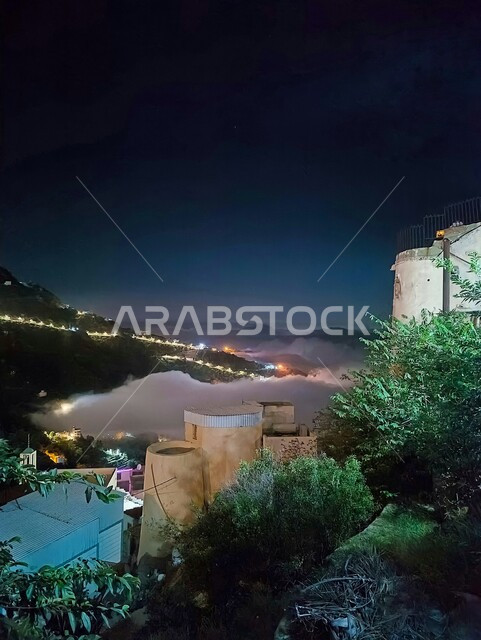 الأضواء والإنارة الليلية في جبال فيفاء، الاشجار والنباتات الخضراء، البيوت والمباني السكنية في جازان، الأجواء الضبابية على القمم والمرتفعات الجبلية المتميزة في المملكة، المعالم السياحية المشهورة، خلفية الطبيعة .