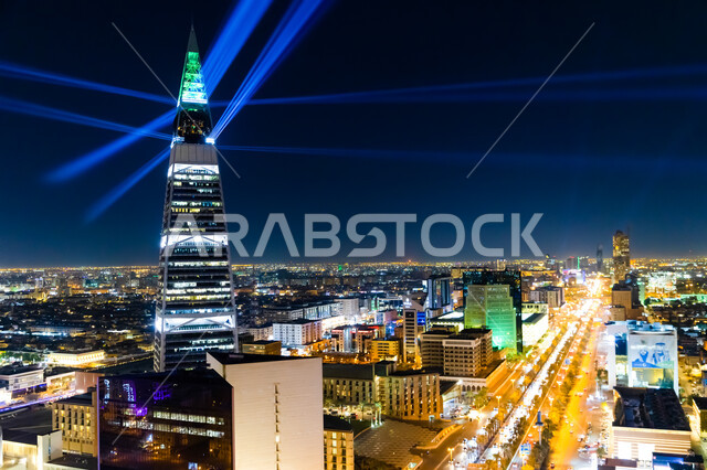 النمو والتطور العمراني في العاصمة على الطراز الحديث، صورة مقربة لبرج الفيصلية المضيء في مدينة الرياض ليلا، الفن الهندسي المعماري للأبراج وناطحات السحاب في المملكة العربية السعودية، المعالم السياحية المشهورة . 