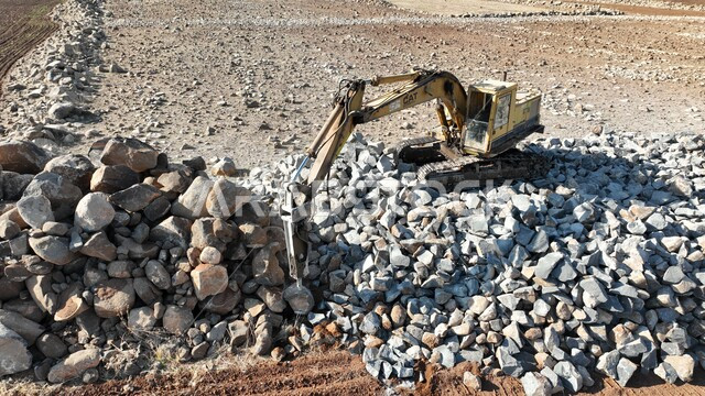 تحويل الصخور الكبيرة إلى حصى صغيرة قابلة للاستخدام في البناء، آلات ومعدات متطورة لتحقيق عملية التكسير بكفاءة وسرعة، صورة جوية لنقارة الحجر في معمل تكسير حجر في السعودية، صناعة الركام اللازم للإنشاءات الطرقية والجسور.