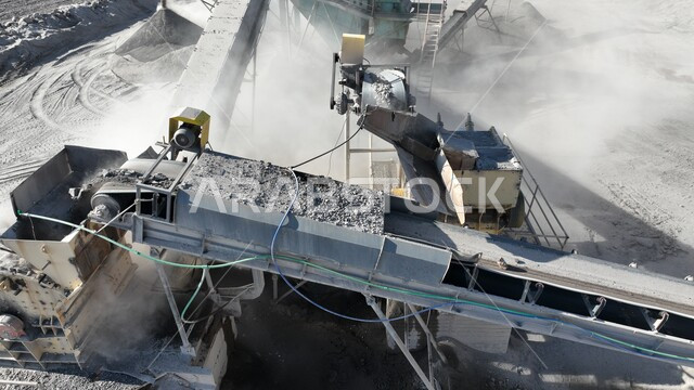 صناعة الركام اللازم للإنشاءات الطرقية والجسور، تحويل الصخور الكبيرة إلى حصى صغيرة قابلة للاستخدام في البناء، آلات ومعدات متطورة لتحقيق عملية التكسير بكفاءة وسرعة، صورة جوية لمعمل تكسير حجر في السعودية