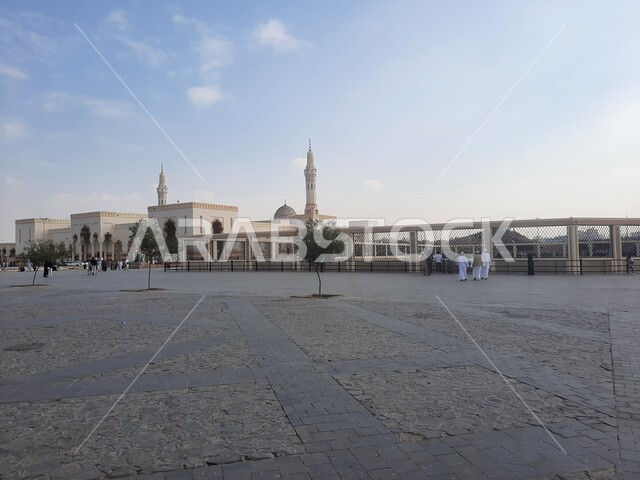  نداء المسلمين لأداء الصلوات والفرائض, معالم تاريخية اسلامية في وقت النهار, مكان استقطاب الزوار من شتى أنحاء العالم, الأجواء الروحانية والأماكن المقدسة المشهورة في المملكة, الفن الهندسي على الطراز الاسلامي لمسجد شهداء أحد في المدينة المنورة, اسلاميات وعبادة