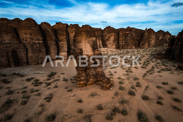المحميات الطبيعية الصحراوية، التكوينات الصخرية في محافظة العلا ، صورة من الأعلى لمحمية شرعان في المملكة العربية السعودية، المناطق الصحراوية والجبال والمرتفعات، معالم اثرية تاريخية قديمة، اماكن سياحية مشهورة في الصحراء .