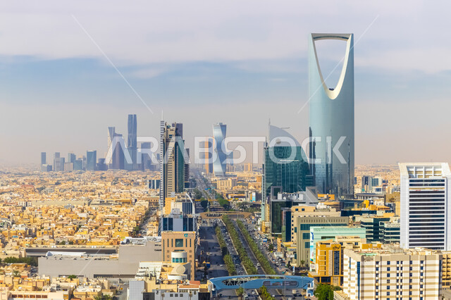  التصميم المتطور والحديث للأبراج وناطحات السحاب، جذب السياح الأجانب إلى المعالم والأماكن المشهورة، الفن الهندسي المعماري لبرج المملكة في مدينة الرياض في وقت النهار، صورة علوية للمباني والمنشآت السكنية  في السعوديه