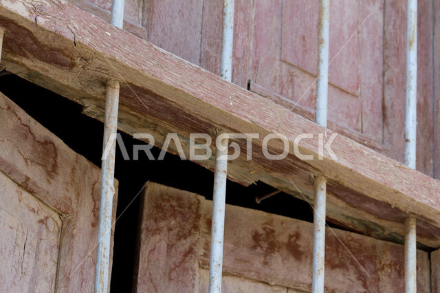 الأصالة والحضارة والعراقة السعودية, صورة مقربة للنوافذ الخشبية على الطراز التاريخي القديم، القرية التراثية في مدينة المجمعة التابعة لامارة الرياض, معالم سياحية تراثية مشهورة, المشاريع التأهيلية للقرى القديمة لجذب السياح من شتى أنحاء العالم 