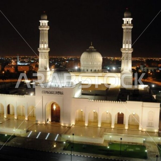 الهندسة المعمارية الفنية بالطراز الإسلامي، نداء المسلمين للصلاة والعبادة والتقرب الى الله، مسجد السلطان قابوس الأكبر في مدينة نزوى في سلطنة عمان المضيئ ليلا, معالم إسلامية  دينية مشهورة في مدينة مسقط، أماكن جذب المسلمين من مختلف البلدان